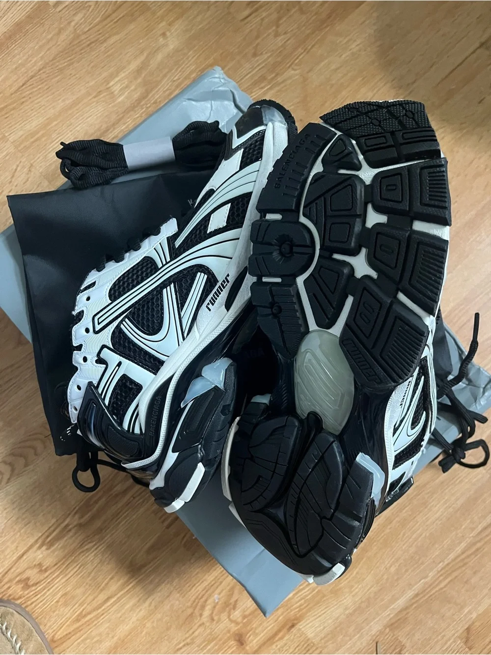 Men's Black and White Runner Athletic Shoes